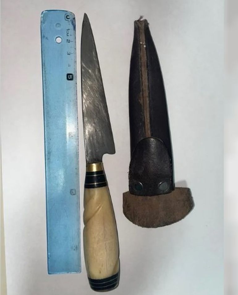 Uno de los cuchillos incautados por los policías de Chubut que intervinieron para frenar la pelea. Uno de los cuchillos incautados por los policías de Chubut que intervinieron para frenar la pelea. 