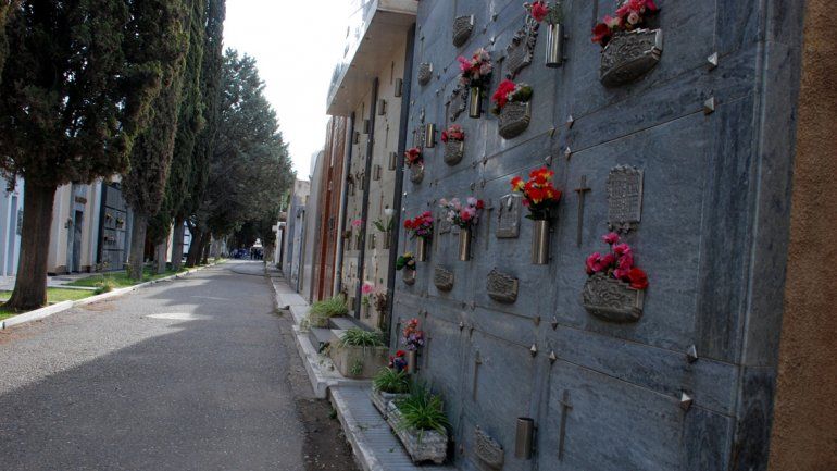 Por la tranquilidad que tienen los cementerios