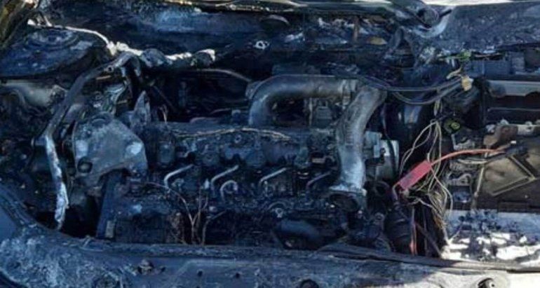 El motor del vehículo resultó afectado por el incendio.