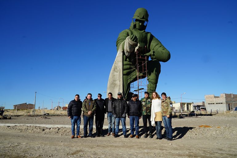 Sin palabras: el influencer español que quedó flipado con un monumento gigante en Zapala