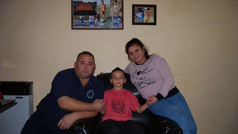 Lanús se conmovió por la historia de Derek y le mandó los pasajes para que viaje a la prueba