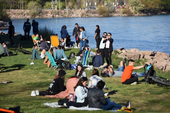 Fotos de un domingo primaveral: los neuquinos, casi sin barbijos, se relajaron en el río