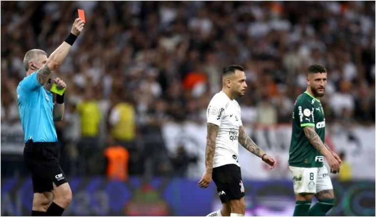 La desleal patada de Maycon a Endrick en el clásico más picante de Brasil