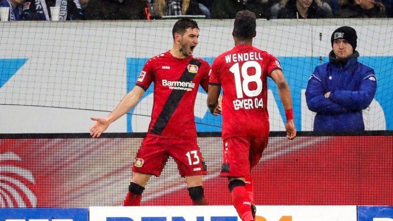 El ex River hizo los dos en el triunfo del Leverkusen.