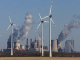 FOTO DE ARCHIVO: Centrales eólicas y plantas de lignito de RWE, una de las mayores empresas europeas, en Neurath, cerca de Colonia, Alemania, 18 de marzo de 2022. REUTERS/Wolfgang Rattay