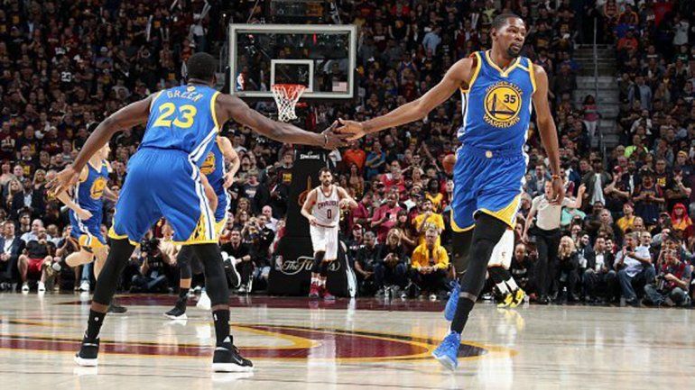 Golden State venció a Cleveland y quedó a un paso del título