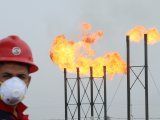 Imagen de archivo de un operario petrolero con mascarilla en las instalaciones del yacimiento de Nahr Bin Umar, al norte de Basora, Irak. 15 marzo 2020. REUTERS/Essam Al-Sudani