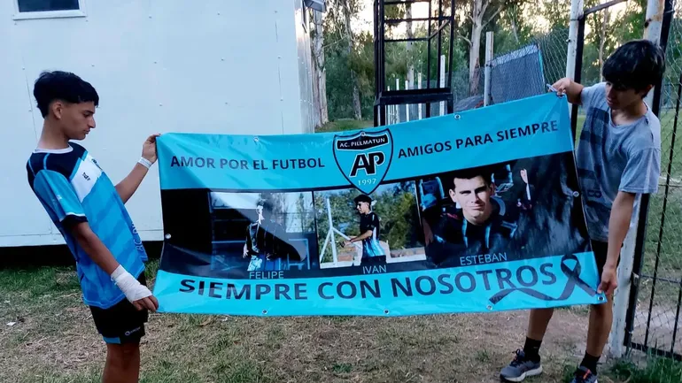 Momento emotivo en la Isla Jordán. La bandera de Pillma dedicada a los chicos fallecidos.&nbsp;