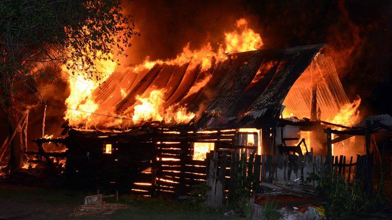 Un descomunal incendio destruyó cinco casas en Junín de los Andes y dejó a las familias con lo puesto