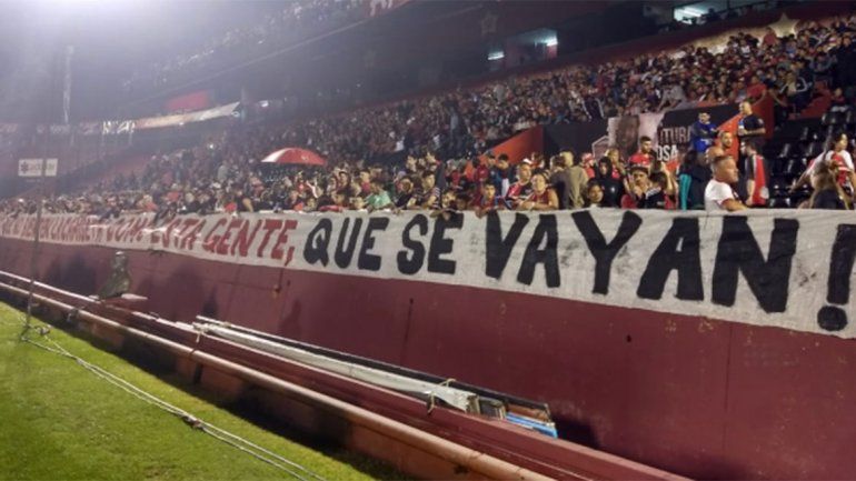 La intimidante bandera que la hinchada le dedicó a los jugadores de Newells