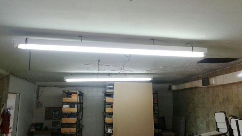 El cielorraso está destruido y hay cables pelados en el CPEM 88.