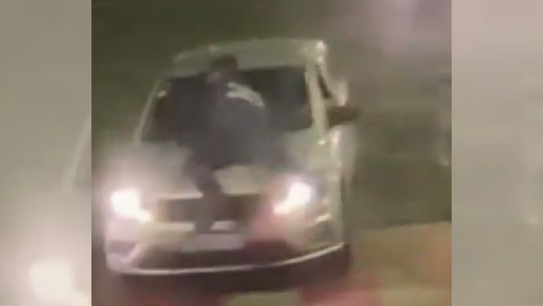 El policía fue arrastrado por varias cuadras por el conductor de Uber hasta que cayó al suelo.