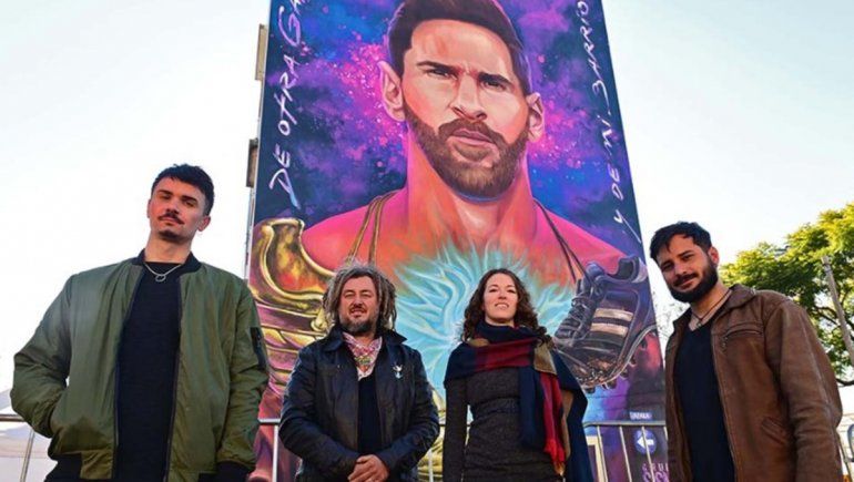 El mural fue pintado frente a la escuela a la que iba Messi de chico