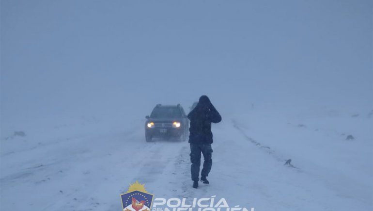 Rescatan a una pareja de turistas que quedaron varados por la nieve | LM Neuquen Rescatan a una pareja de turistas que quedaron varados por la nieve