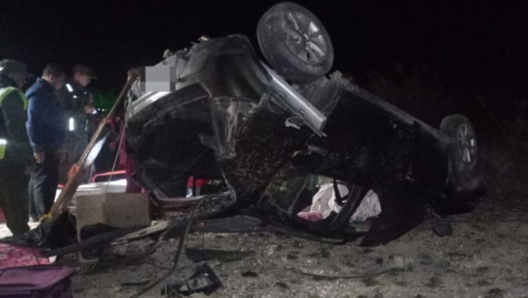 El Renault Sandero que volcó en la ruta 3, muy cerca del mismo lugar en el que se accidentó la joven con la camioneta alquilada. El Renault Sandero que volcó en la ruta 3, muy cerca del mismo lugar en el que se accidentó la joven con la camioneta alquilada.