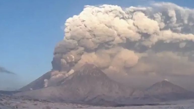 Video: un volcán entró en erupción después del terremoto de 8,8 en Rusia