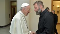 Juan Carlos Molina, candidato del peronismo en Santa Cruz, con el Papa Francisco. Juan Carlos Molina, candidato del peronismo en Santa Cruz, con el Papa Francisco.