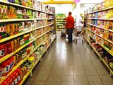Atención consumidores: deberán exhibir productos de la canasta básica con QR