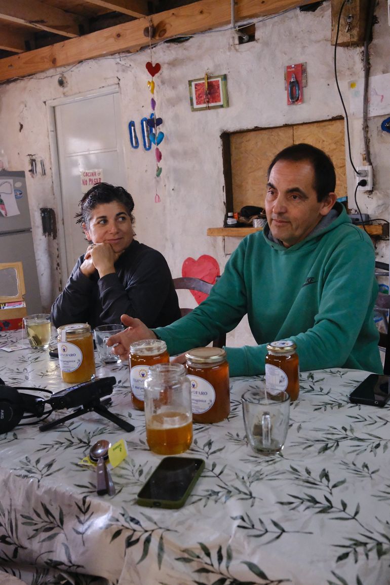 Ramón y Vero, compartiendo información sobre sus diferentes mieles. Ramón y Vero, compartiendo información sobre sus diferentes mieles.
