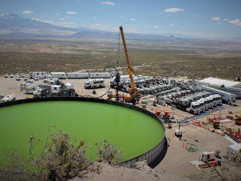 El uso del agua en la industria petrolera es regulada por el Estado provincial. El uso del agua en la industria petrolera es regulada por el Estado provincial.