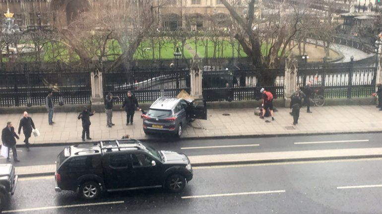El atacante primero atropelló con una 4x4 a un montón de personas y luego atacó a los guardias con un cuchillo. Algunos heridos están muy graves.