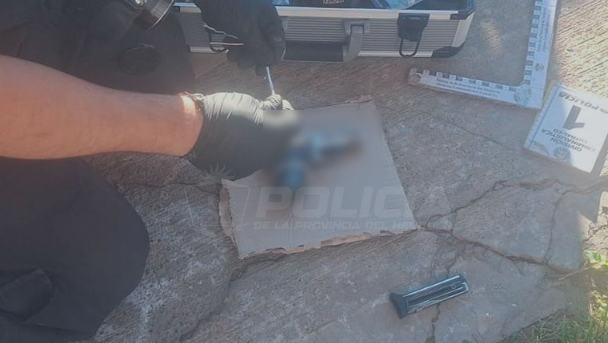 Dos jóvenes andaban en moto armados y sin papeles.