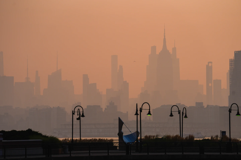 Vista de la ciudad de Nueva York, este viernes 17 de julio, a causa de incendios forestales. Vista de la ciudad de Nueva York, este viernes 17 de julio, a causa de incendios forestales.