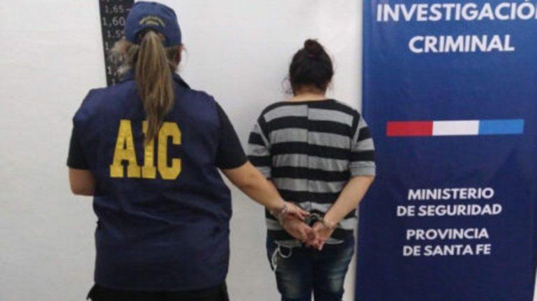 Roció con alcohol y prendió fuego a su hijo de 11 años