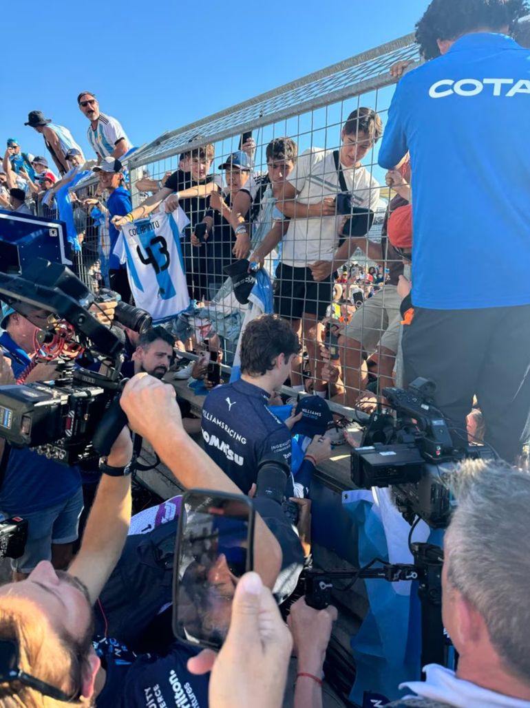 Franco Colapinto con los fanáticos argentinos Franco Colapinto con los fanáticos argentinos