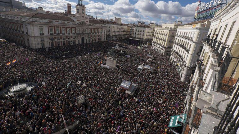 Una multitudinaria concentración en la tradicional Puerta del Sol de la capital española.