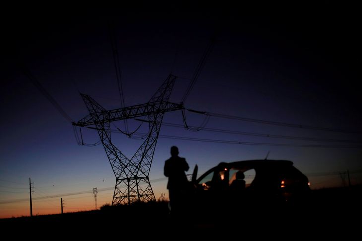 El valor del transporte de la energ&iacute;a el&eacute;ctrica es uno de los cuatro componentes que integran el costo total de la factura de luz. REUTERS/Ueslei Marcelino