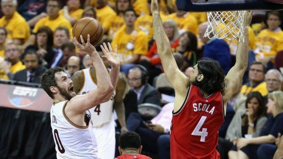 pobre aporte de scola en la victoria de los raptors