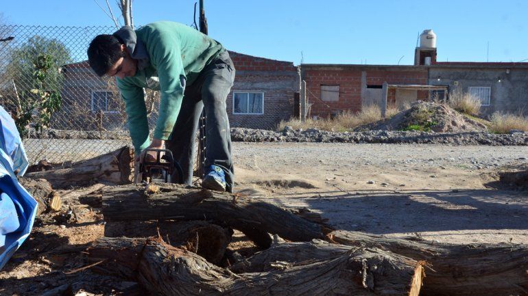Los vecinos de Valentina Norte entran en calor hachando la leña que luego usan para protegerse del crudo invierno neuquino.&nbsp;