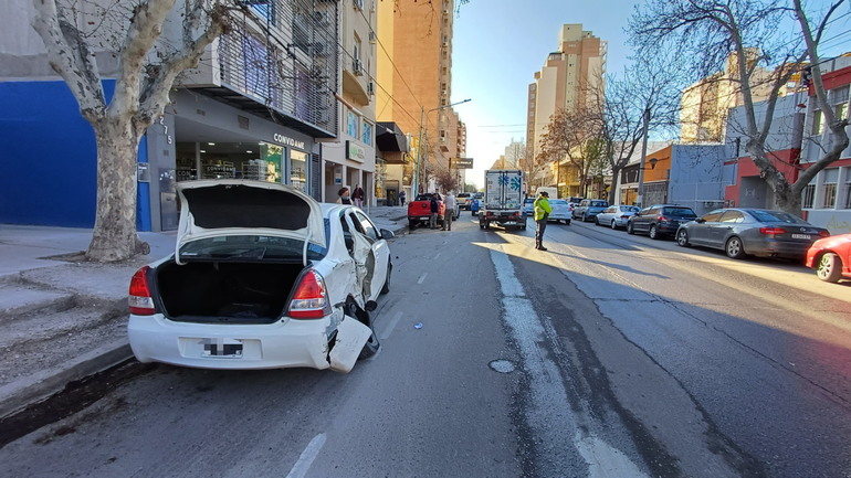 Los vehículos chocados estaban estacionados en fila. El que se llevó la peor parte fue el Toyota Etios. Los vehículos chocados estaban estacionados en fila. El que se llevó la peor parte fue el Toyota Etios.