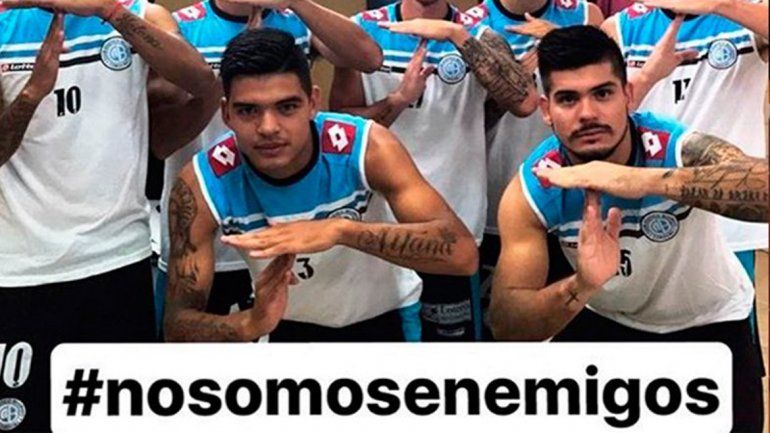 Los jugadores del Pirata haciendo la T