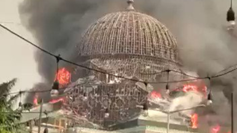 Colapsó la cúpula de una mezquita en Indonesia: imágenes impactantes