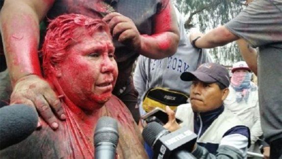 Bolivia: opositores incendiaron un municipio y humillaron a alcadesa