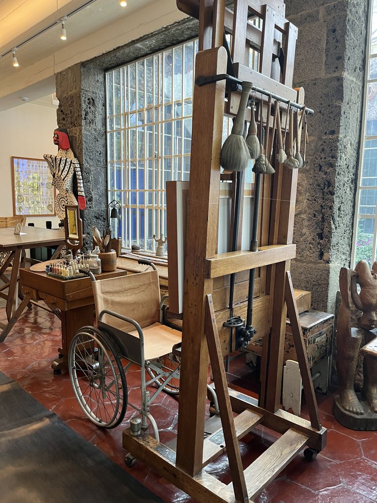El taller de Frida Kahlo en su casa museo del barrio de Coyoacán en Ciudad de México, está tal como ella lo dejó. El taller de Frida Kahlo en su casa museo del barrio de Coyoacán en Ciudad de México, está tal como ella lo dejó.