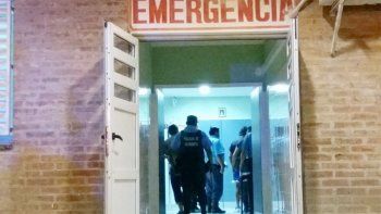 delincuentes derribaron la puerta de su casa y lo balearon