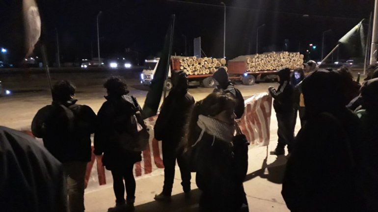 Trabajadores despedidos de MAM bloquearon el ingreso a la maderera