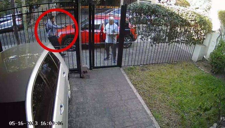 Desesperante: ladrones armados les robaron el auto y casi se llevan a su bebé