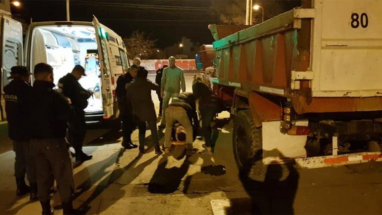Un joven resultó gravemente herido al quedar bajo las ruedas de su propio camión
