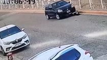 Video: bajó a revisar el motor sin poner el freno de mano y su propio auto la aplastó. Video: bajó a revisar el motor sin poner el freno de mano y su propio auto la aplastó.