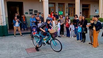 le robaron la bicicleta a una maestra y los alumnos le regalaron una nueva le robaron la bicicleta a una maestra y los alumnos le regalaron una nueva