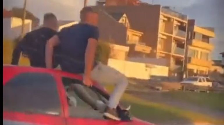 Imprudencia al volante: dos jóvenes viajaron en el techo de un auto