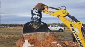 Santa Cruz: así demolían el monumento a Osvaldo Bayer.