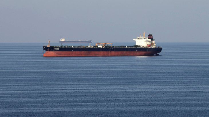 FOTO DE ARCHIVO: Buques petroleros pasan por el Estrecho de Ormuz. REUTERS/Hamad I Mohammed