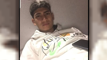 Ariel Nicolás, de General Villegas, había llegado el jueves a Comodoro Rivadavia y fue asesinado -según aseguró su padre- sin razón aparente cuando cerraba la venta de un par de medias para niño. Ariel Nicolás, de General Villegas, había llegado el jueves a Comodoro Rivadavia y fue asesinado -según aseguró su padre- sin razón aparente cuando cerraba la venta de un par de medias para niño.