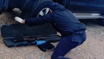 Luego de que la policía de Chubut lograra reducir al prófugo, hubo sorpresa por el arsenal que llevaba en su camioneta. Luego de que la policía de Chubut lograra reducir al prófugo, hubo sorpresa por el arsenal que llevaba en su camioneta.