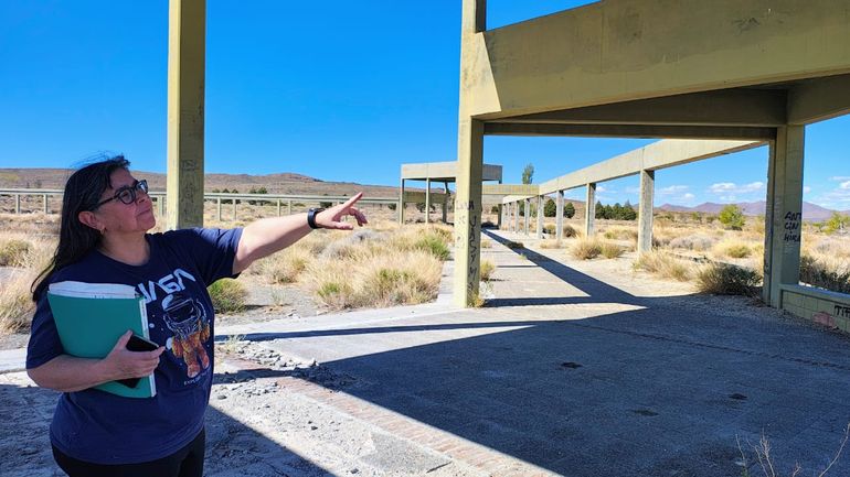 La mujer nacida en Uruguay en el esqueleto de lo que fue el Centro Comercial. En el lugar se encontraba la confitería, una sala de cine, farmacia y el kiosco del cual Amelia estaba encargada. La mujer nacida en Uruguay en el esqueleto de lo que fue el Centro Comercial. En el lugar se encontraba la confitería, una sala de cine, farmacia y el kiosco del cual Amelia estaba encargada.